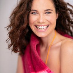 ISABEL LA.