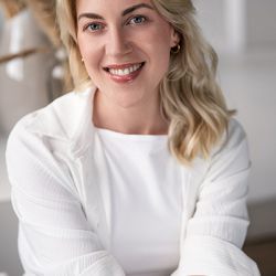 JUSTINE KE.