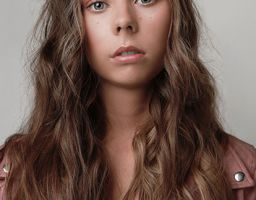 LAURA MEL.